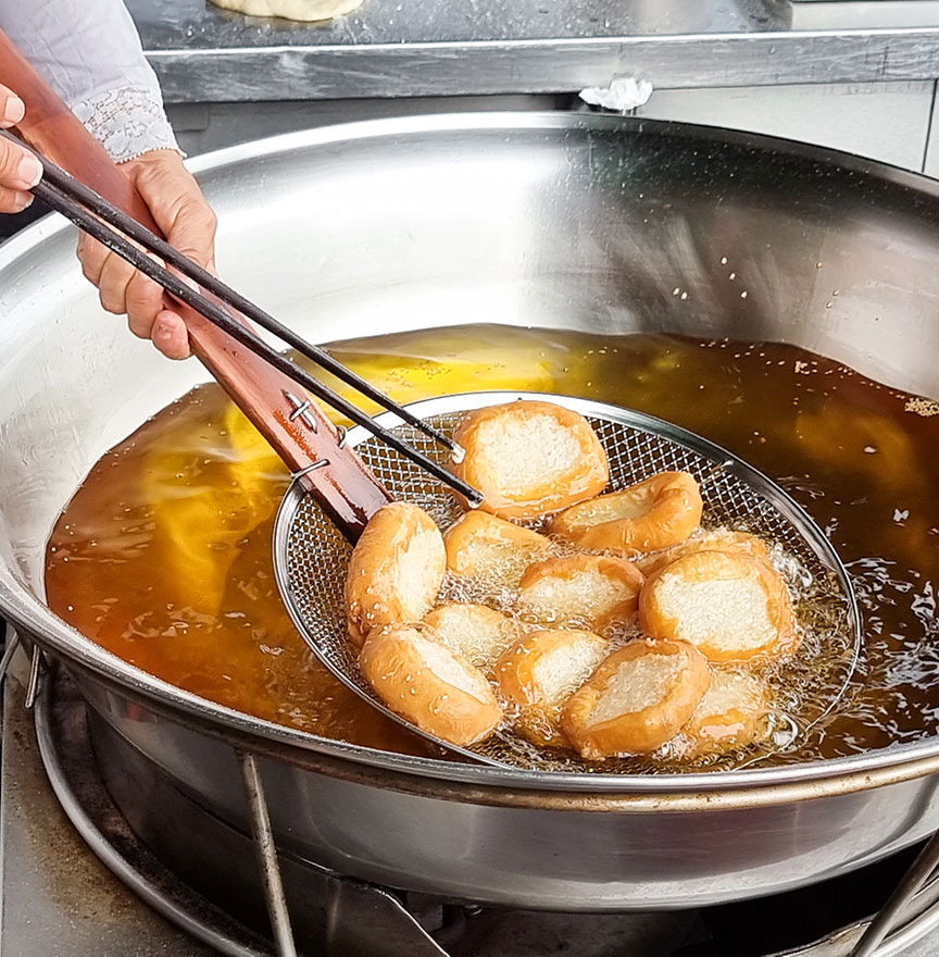 hawker-scooping-out-cooked-ham-chim-peng-from-wok hawker scooping out cooked ham chim peng from wok