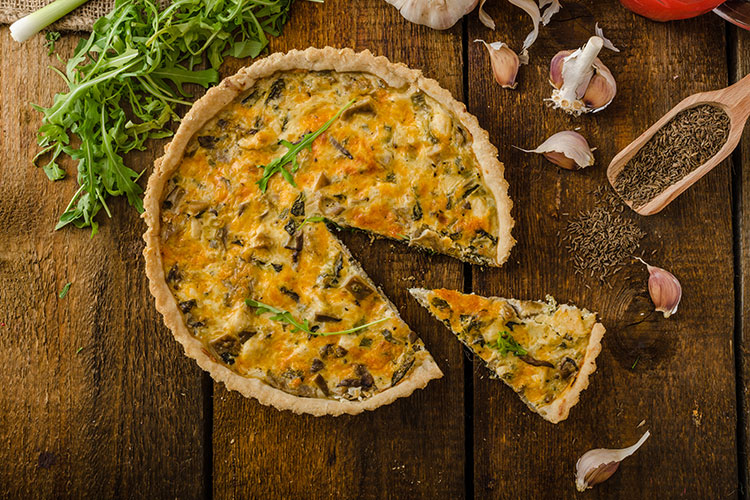 cheese-quiche-with-chicken-arugula-and-mushrooms